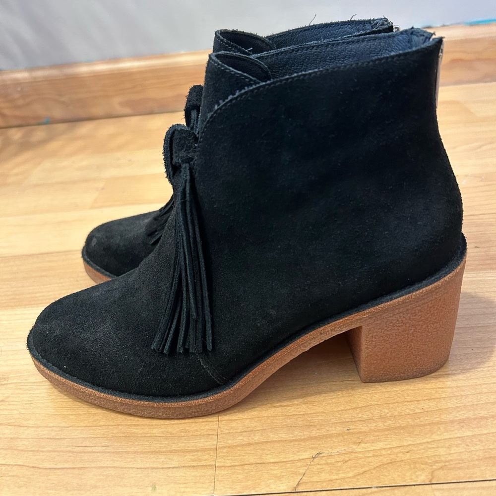 UGG Black Suede Tassel Ankle Booties with Brown Block Heel size 8.5